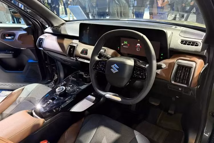 Khoang nội thất mang phong cách tối giản nhưng hiện đại hơn so với các dòng sản phẩm truyền thống của Suzuki. Điểm nhấn nổi bật là cụm màn hình đôi nối liền, gồm bảng đồng hồ điện tử 10,1 inch kết hợp màn hình trung tâm 10,25 inch, hỗ trợ kết nối Apple CarPlay và Android Auto.