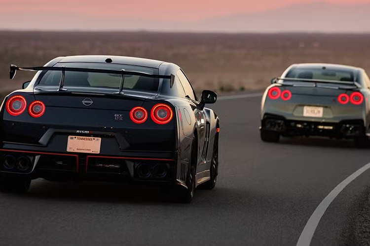 Nissan không ngừng cải tiến GT-R trong suốt vòng đời, đặc biệt là nâng cấp động cơ có công suất lên đến 592 mã lực. Ngoài ra, phiên bản GT-R50 với thiết kế từ Italdesign, có công suất đạt 710 mã lực và chỉ sản xuất giới hạn 50 chiếc.