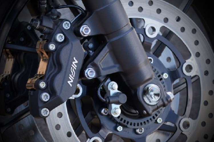 Điểm nhấn ngoại hình của các dòng xế nổ trên gồm: Đèn pha xếp lớp kết hợp dải LED ban ngày sắc sảo; Phuộc trước Showa hành trình ngược (USD); Phanh đĩa kép tích hợp ABS; và mâm hợp kim nan hoa – cổ điển mà vẫn thể thao.