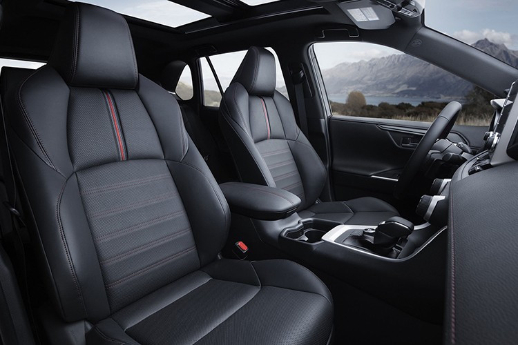 Về sạc, các bản SE và GR Sport trang bị sạc AC công suất 7 kW, có thể sạc từ 10% lên 80% trong khoảng 4 giờ. Các bản XSE và Woodland Edition hỗ trợ sạc nhanh DC và sạc AC công suất 11 kW, sạc từ 10% lên 80% chỉ trong khoảng 30 phút.