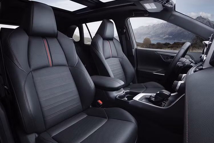 Về sạc, các bản SE và GR Sport trang bị sạc AC công suất 7 kW, có thể sạc từ 10% lên 80% trong khoảng 4 giờ. Các bản XSE và Woodland Edition hỗ trợ sạc nhanh DC và sạc AC công suất 11 kW, sạc từ 10% lên 80% chỉ trong khoảng 30 phút.