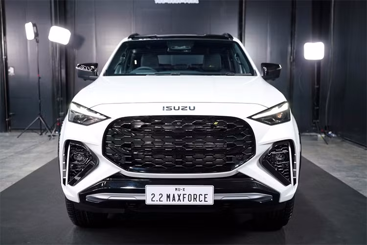 Về kích thước, Isuzu MU-X 2026 có chiều dài 4.850 mm, rộng 1.870 mm, cao 1.875 mm, chiều dài cơ sở 2.855 mm và khoảng sáng gầm 235 mm – một cấu hình lý tưởng cho một mẫu SUV 7 chỗ đi phố lẫn đường trường. Dung tích bình nhiên liệu đạt 80 lít.