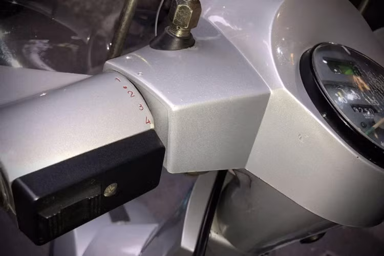 Trái tim của PX150E đời 1995 là động cơ 2 thì 150cc, làm mát bằng gió, hộp số tay 4 cấp điều khiển bằng tay trái, kiểu đặc trưng chỉ Vespa mới có. Tuy công suất chỉ khoảng 8 mã lực, nhưng anh Đức cho biết, cảm giác lái PX150E mang lại, lại rất riêng: rung nhẹ, phản ứng chậm nhưng chân thật, tạo nên sự gắn bó giữa người và xe.