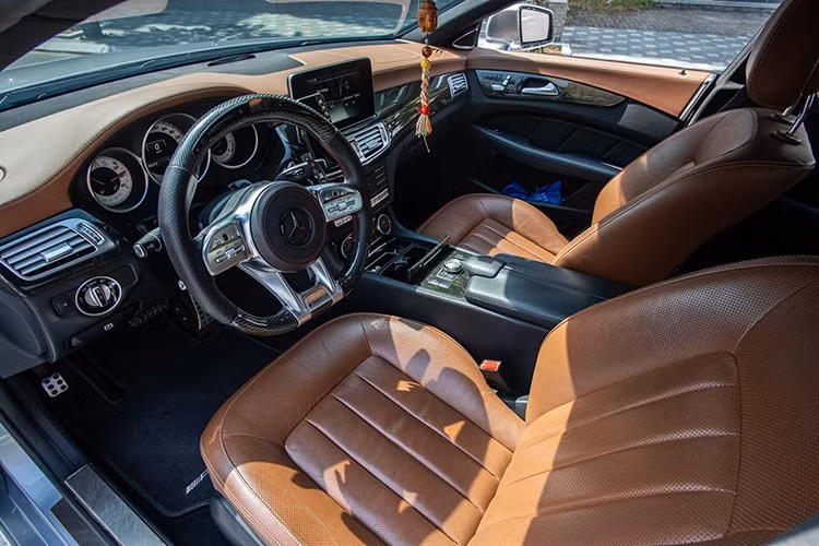 Điểm làm nên sự hấp dẫn của Mercedes-Benz CLS 500 chính là xe sử dụng khối động cơ V8, dung tích 4.7 lít, sản sinh ra công suất tối đa 408 mã lực và mô men xoắn cực đại 600 Nm.