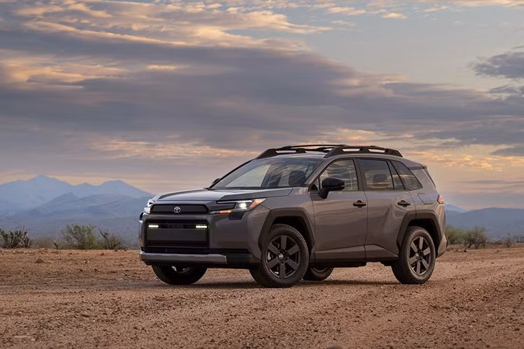 Thế hệ mới của Toyota RAV4 mang thiết kế ngoại thất mạnh mẽ hơn, nội thất hiện đại và tích hợp công nghệ tiên tiến hơn, tất cả được phát triển dựa trên nền tảng khung gầm TNGA-K của Toyota. Đặc biệt, Toyota cũng giới thiệu lần đầu tiên biến thể GR Sport mang đậm chất thể thao.