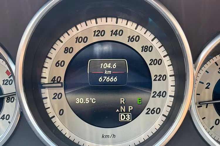 Động cơ này kết hợp cùng hộp số tự động 7 cấp 7G-Tronic Plus, nhờ đó mà xe có khả năng tăng tốc từ vị trí xuất phát lên 100 km/h chỉ trong 4,8 giây trước khi đạt vận tốc tối đa 250 km/h.