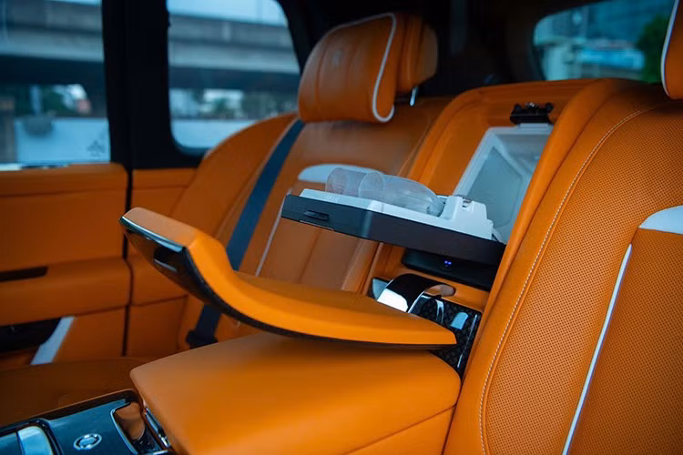 Cốp xe Rolls-Royce Cullinan Black Badge 2025 mở dạng vỏ sò với hai phần, hỗ trợ bởi thanh thủy lực. Phần cốp tách biệt bởi vách kính ngăn giữa khoang hành khách nhằm ưu tiên sự thoải mái và không gian yên tĩnh của 4 hành khách trong xe. Dung tích cốp 560 lít.