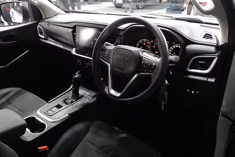 Về kỹ thuật, tất cả các phiên bản đều được trang bị hệ thống treo STIFF FLEX hoàn toàn mới, với việc điều chỉnh van giảm xóc giúp cải thiện độ êm ái, đồng thời giảm hiện tượng rung lắc thân xe khi vận hành ở tốc độ cao hoặc trên địa hình phức tạp.