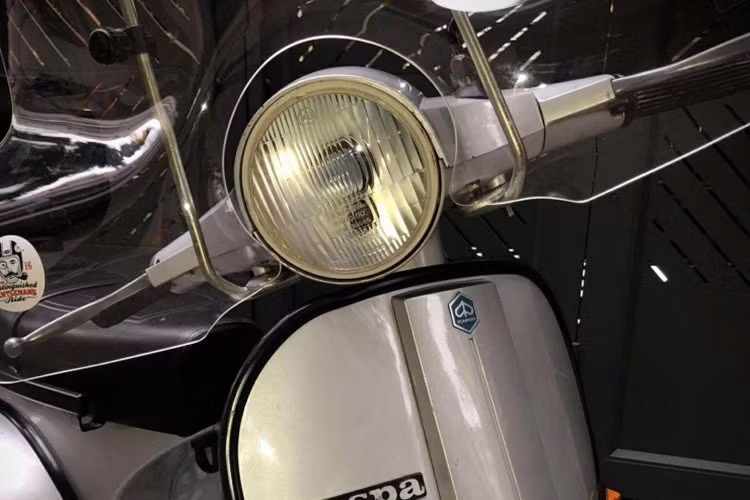 Xe sở hữu ặp bánh 10 inch nhỏ nhắn cùng ghi-đông lớn tạo nên dáng vẻ “bụi” mà vẫn thanh lịch. So với các mẫu hiện nay, PX150E toát lên nét mộc mạc, cơ khí và chân thật – điều mà người mê xe cổ thường gọi là “chất thép sống”.