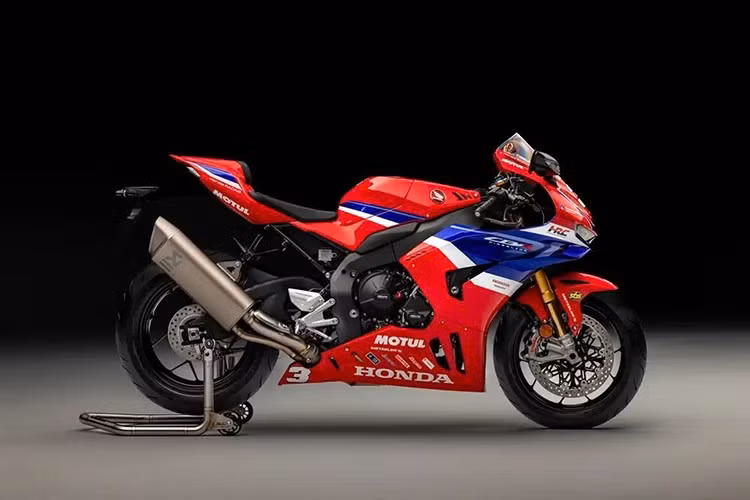 Dean Harrison là người đã cầm lái chiếc Honda CBR1000RR-R Fireblade SP và giờ đây, hãng xe Honda đã ăn mừng chiến thắng này bằng việc tạo ra đúng 12 chiếc xe Honda CBR1000RR-R Fireblade SP Dean Harrison Edition dành riêng cho thị trường Vương quốc Anh.