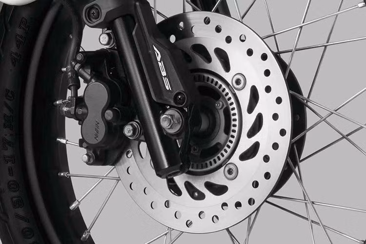 Bên cạnh đó, một điểm nhấn đặc biệt trong thiết kế của CT125 đó là hộp lọc gió kèm cổ hút được đặt cao ở phía bên trái thân xe và pô vắt ở bên phải, khiến nó có khả năng lội nước sâu ngập hết bánh.