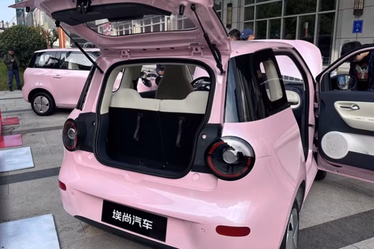 Gói pin LFP do Gotion cung cấp có dung lượng 17,65 kWh. Theo chuẩn CLTC, xe đạt phạm vi 220 km cho một lần sạc, tương ứng một đến vài ngày sử dụng trong bối cảnh di chuyển nội đô. Với kích thước nhỏ gọn và chiều dài cơ sở 1.980 mm, A100C hứa hẹn linh hoạt khi xoay trở, tìm chỗ đỗ ở trung tâm.