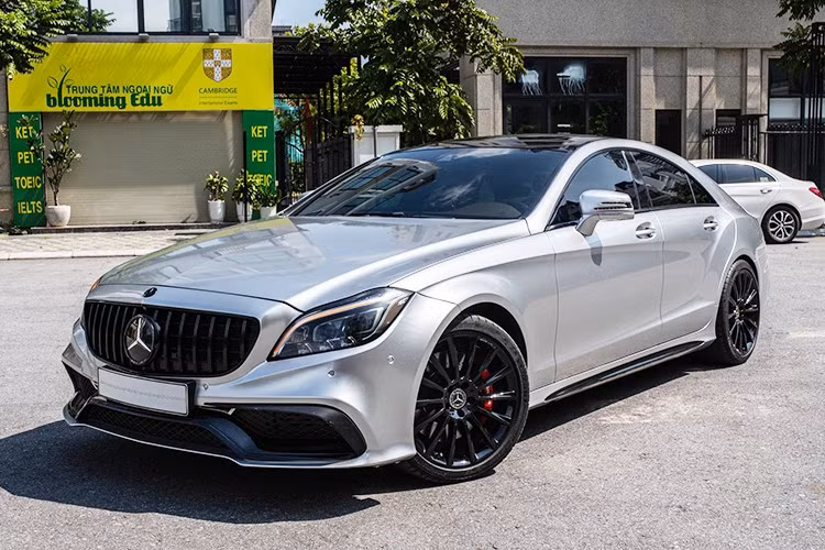 Nhắc đến các dòng xe Mercedes-Benz CLS đời 2015 có lẽ sẽ khiến không ít dân chơi xe tại Việt Nam xuýt xoa, vì ngay ở bản CLS 500 cũng được cho là chỉ có đúng 2 xe được nhập khẩu chính hãng về nước, mang đến sự hiếm có khó tìm.