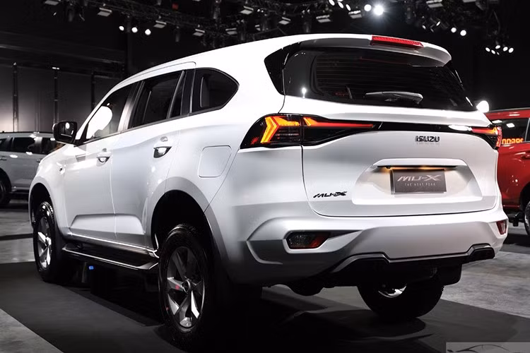 So với phiên bản trước, MU-X 2026 có một số thay đổi về danh mục sản phẩm: hai bản ELEGANT 3.0 và ULTIMATE 3.0 bị loại bỏ, đồng thời hãng cũng ngừng cung cấp hai màu sơn ngoại thất là đỏ Etna Red và xám Iceberg Silver.