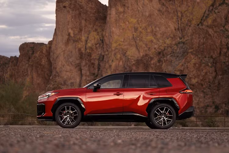 Với phiên bản plug-in hybrid (PHEV), hệ thống hybrid thế hệ thứ sáu bao gồm ba mô-tơ điện (MG1, MG2 và một mô-tơ riêng cho trục sau) cùng bộ pin lithium-ion dung lượng cao. Hệ thống truyền động này đạt công suất tổng hợp 324 mã lực, mạnh hơn 22 mã lực so với RAV4 Prime tiền nhiệm. Xe có phạm vi chạy điện khoảng 52 dặm (tương đương 84 km).