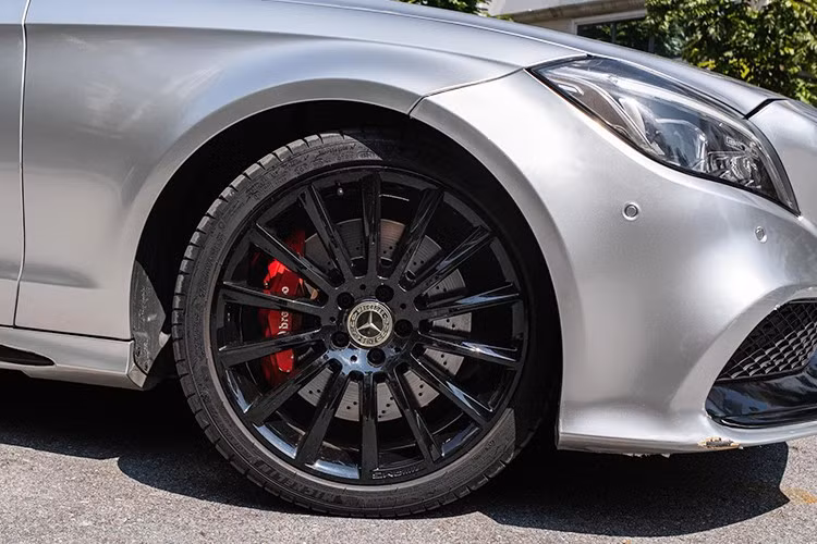 Tại thời điểm trình làng thị trường Việt Nam, Mercedes-Benz CLS500 2015 có giá bán khởi điểm 4,77 tỉ đồng, chưa bao gồm các tùy chọn thêm cũng như chi phí lăn bánh khiến giá xe phải trên 5 tỷ đồng, và nay chủ hiện tại muốn bán lại với mức giá chỉ hơn 1 tỷ đồng, đang nhận được sự quan tâm của các dân chơi xe.