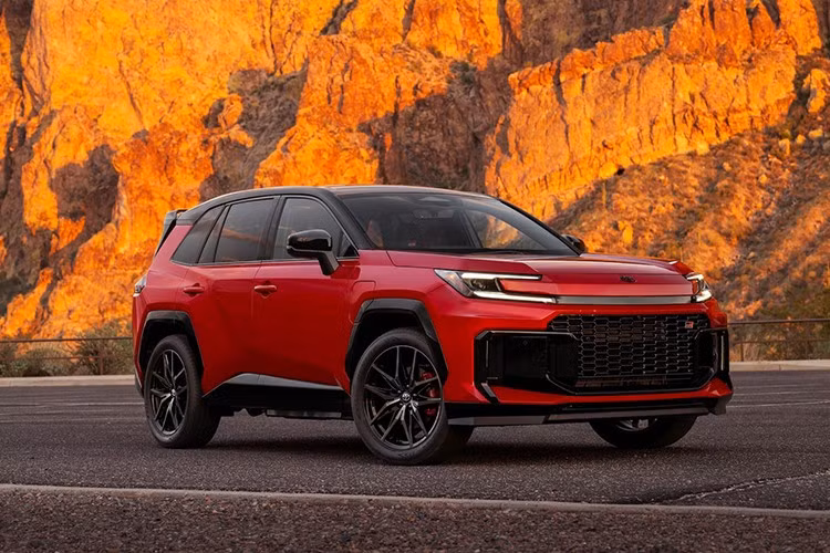 Hệ thống giải trí Toyota Audio Multimedia mới hỗ trợ 5G, điều hướng đám mây, phát nhạc tích hợp Spotify và SiriusXM, trợ lý ảo “Hey Toyota”, cùng Apple CarPlay và Android Auto không dây. Toyota RAV4 Hybrid 2026 sẽ có mặt tại các đại lý Mỹ từ tháng 12 năm nay, trong khi bản plug-in hybrid sẽ lên kệ vào mùa xuân 2026. Giá khởi điểm dự kiến từ dưới 30.000 USD.