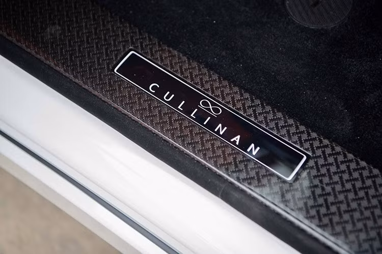 Điểm nhấn ở hông xe là đường coachline màu cam Mandarin được vẽ thủ công bởi nghệ nhân. Tay nắm cửa, logo và nẹp ốp hông đều sơn tối màu. Bộ mâm trên phiên bản Series II có kích thước 23 inch với hai tông màu đen-bạc. Thiết kế mâm tạo hình cánh hoa độc quyền trên bản Black Badge, bên cạnh cùm phanh màu đen tùy chọn.