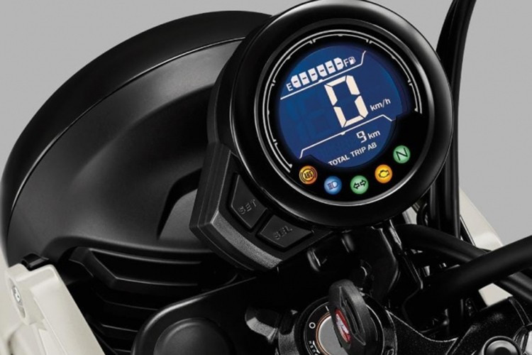 Đầu tiên, các chi tiết nhựa ốp thân xe đã có thiết kế mới góc cạnh hơn một chút, trong khi ốp pô trông "hầm hố" hơn và có thêm một tấm cách nhiệt ở vị trí người ngồi sau. Ngoài tấm ốp pô, CT125 cũng có thêm cả báng để chân cho hành khách thứ 2.