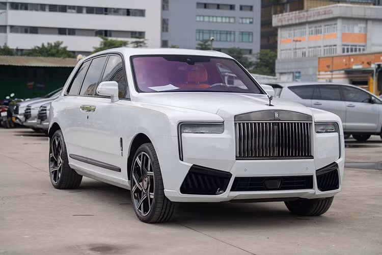 Mới đây, một đại lý kinh doanh xe tư nhân tại Hà Nội đã rao bán chiếc SUV siêu sang Rolls-Royce Cullinan Black Badge 2025 mới. Đơn vị này cho biết đây là xe mới 100%, đã nhập về nước, có sẵn giao ngay nhưng chưa tiết lộ mức giá.