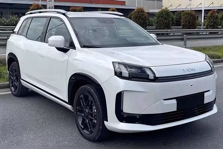GAC Aion i60 có 2 tùy chọn động lực là BEV và PHEV. Phiên bản BEV trang bị động cơ điện đơn công suất 165kW (221 mã lực), tốc độ tối đa 160km/h.