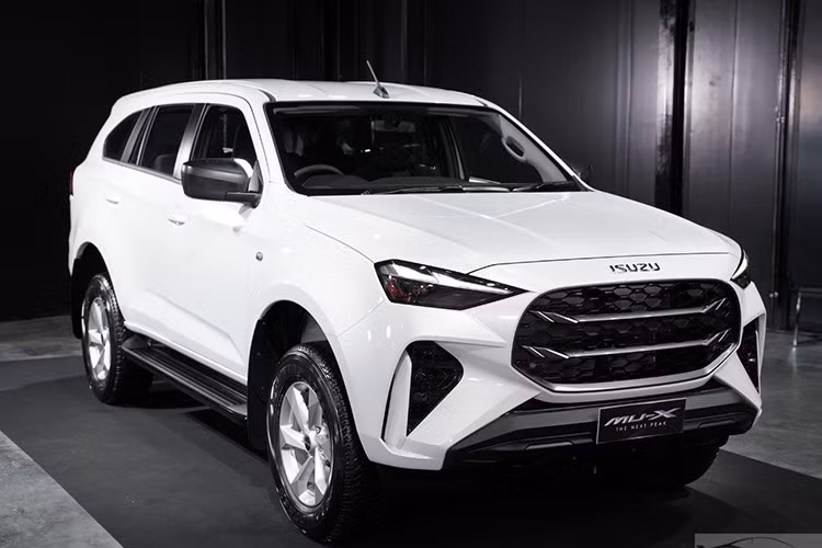 Isuzu đã chính thức giới thiệu phiên bản nâng cấp giữa vòng đời (facelift) của mẫu SUV 7 chỗ MU-X tại thị trường Thái Lan. Đáng chú ý, phiên bản 2026 không chỉ cải tiến về thiết kế và vận hành, mà còn được trang bị loạt công nghệ hỗ trợ người lái tiên tiến, bắt đầu từ bản tiêu chuẩn ACTIVE.
