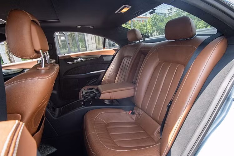 Các trang bị tiện nghi có trong khoang lái xe Mercedes-Benz CLS 500 đời 2015 bao gồm màn hình trung tâm kích thước lớn, có đầy đủ kết nối USB, AUX, Bluetooth.