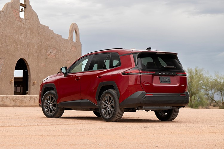 Tất cả các phiên bản RAV4 2026 đều đi kèm gói an toàn Toyota Safety Sense 4.0, bao gồm hệ thống cảnh báo va chạm, kiểm soát hành trình thông minh, hỗ trợ giữ làn và hỗ trợ lái chủ động. Xe cũng tích hợp nền tảng phần mềm Arene do Woven by Toyota phát triển, cho phép cập nhật OTA và bổ sung các tính năng hỗ trợ lái trong tương lai.