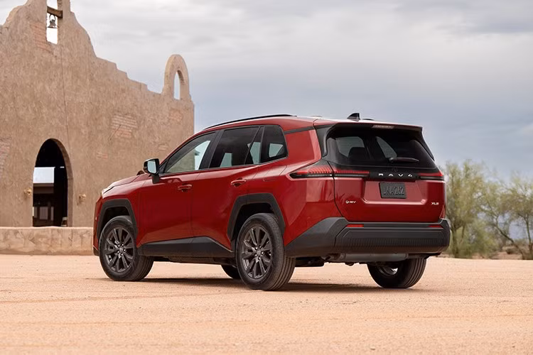 Tất cả các phiên bản RAV4 2026 đều đi kèm gói an toàn Toyota Safety Sense 4.0, bao gồm hệ thống cảnh báo va chạm, kiểm soát hành trình thông minh, hỗ trợ giữ làn và hỗ trợ lái chủ động. Xe cũng tích hợp nền tảng phần mềm Arene do Woven by Toyota phát triển, cho phép cập nhật OTA và bổ sung các tính năng hỗ trợ lái trong tương lai.