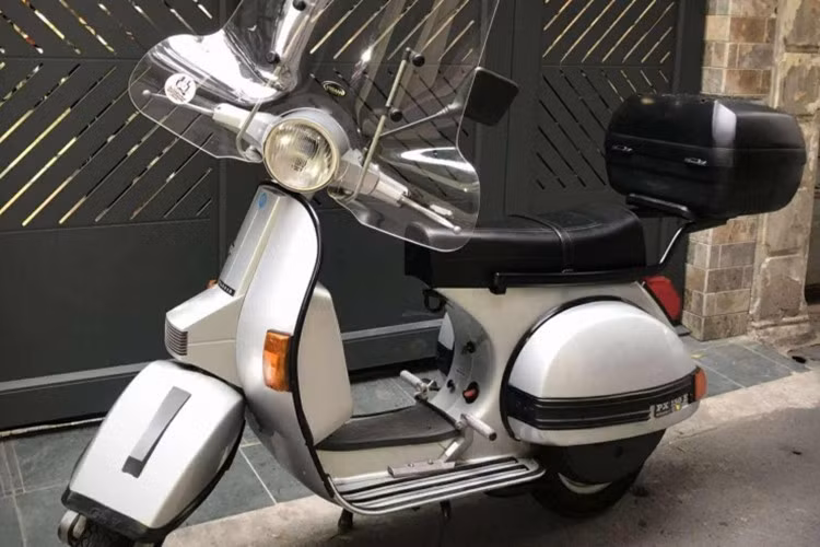 Mới đây, anh Ngọc Đức, một người chuyên sưu tầm xe máy cổ ở Hà Nội cho biết, anh đã săn mua được chiếc Vespa PX150E đời 1995 rất đẹp, đặc biệt xe nguyên "zin" 100%. Cũng vì thế, xe có giá khá đắt đỏ, lên đến 170 triệu đồng dù đã 30 năm tuổi. Mức giá này thậm chí còn đắt gấp đôi giá bán một chiếc xe tay ga Honda SH đời mới hiện nay trên thị trường.