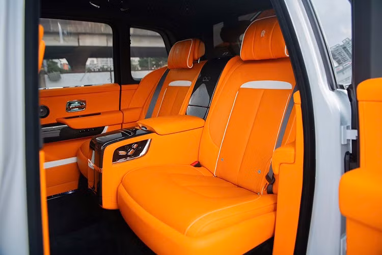 Hàng sau có hai ghế riêng biệt, đục lỗ thông hơi, tích hợp sưởi/làm mát/massage. Giữa hai ghế có hai hộc tủ lạnh trang bị sẵn hai ly sâm-panh và bộ bình nước kèm hai ly whiskey. Xe có hệ thống âm thanh 18 loa. Bàn ăn và màn hình giải trí độc lập cho hàng ghế sau là tùy chọn, đóng mở tự động thông qua hai nút ấn.