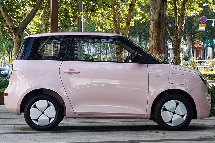 Với chiều dài 3.285 mm, rộng 1.708 mm và cao 1.550 mm, chiều dài cơ sở 1.980 mm, A100C mang dáng dấp gọn gàng của một chiếc xe đô thị kiểu “hatch” cao. Các mảng thân mượt mà, cột sơn đen tạo cảm giác mái nổi, đi kèm ốp mâm khí động học cho thấy ưu tiên hiệu quả sử dụng và phong cách trẻ trung.