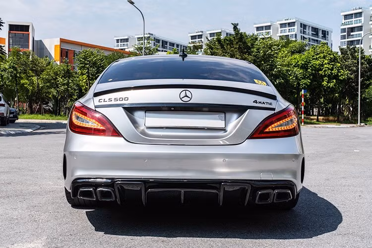 Các trang bị an toàn đáng chú ý trên Mercedes-Benz CLS 500 4Matic 2015 bao gồm hệ thống camera 360 độ quan sát xung quanh, Active parking assist hỗ trợ đậu xe tự động, Attention Assist cảnh báo mất tập trung, Pre-Safe tự động tiên đoán các tình huống khẩn cấp và đưa ra phương án bảo vệ.