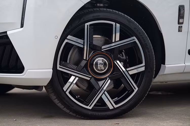 Dễ thấy nhất là viền cửa sổ được sơn tối màu thay vì trang trí bằng mạ chrome như trước. Tương tự là cản sau, miệng ống xả và ốp cửa hậu cũng như biểu tượng Spirit of Ecstasy ở mũi xe. Ở thế hệ mới, Rolls-Royce Cullinan có diện mạo mặt trước thanh thoát hơn với đèn pha LED mỏng, kết hợp đèn ban ngày kéo dài tạo hình chữ L. Các khe gió ở dưới đèn pha nay đã được loại bỏ.