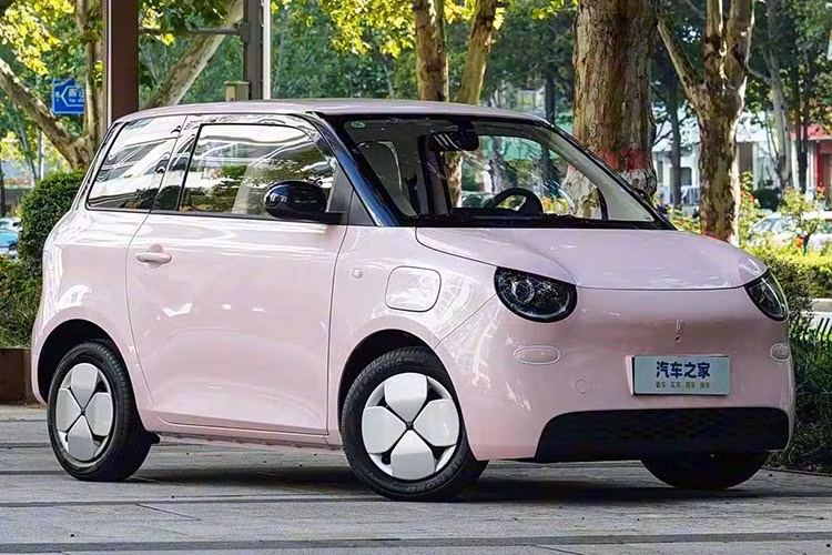 Wuling Aishang A100C là bước tiến mới của Wuling trong phân khúc xe điện mini đô thị tại Trung Quốc, nơi cạnh tranh ngày càng dày đặc. Điểm nhấn của A100C nằm ở kích thước nhỏ gọn, môtơ điện đặt sau và bộ pin LFP dung lượng 17,65 kWh, hướng tới nhu cầu di chuyển hàng ngày trong phố với tầm hoạt động công bố 220 km theo chuẩn CLTC.