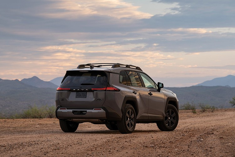 Tất cả các phiên bản RAV4 2026 đều sử dụng động cơ xăng 2.5L kết hợp với mô-tơ điện. Ở bản hybrid (HEV), xe sử dụng động cơ A25A-FXS kết hợp với hai mô-tơ điện (MG1 và MG2) thông qua hộp số CVT kiểu hành tinh. Bản dẫn động cầu trước (FWD) có công suất kết hợp 226 mã lực, trong khi bản AWD tăng lên 236 mã lực — cao hơn khoảng 11% so với bản xăng trước đây.