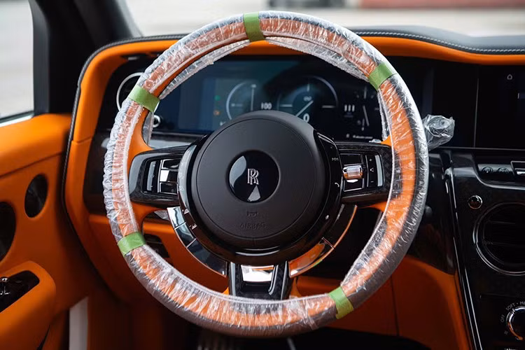 Táp-lô phía hành khách có giao diện 3D đặc biệt gồm 7.000 điểm khắc laser trên một mảng kính tối màu. Ngoài ra, hãng còn tích hợp logo Spirit of Ecstasy bằng thép không gỉ ở tủ đồng hồ phía trước.