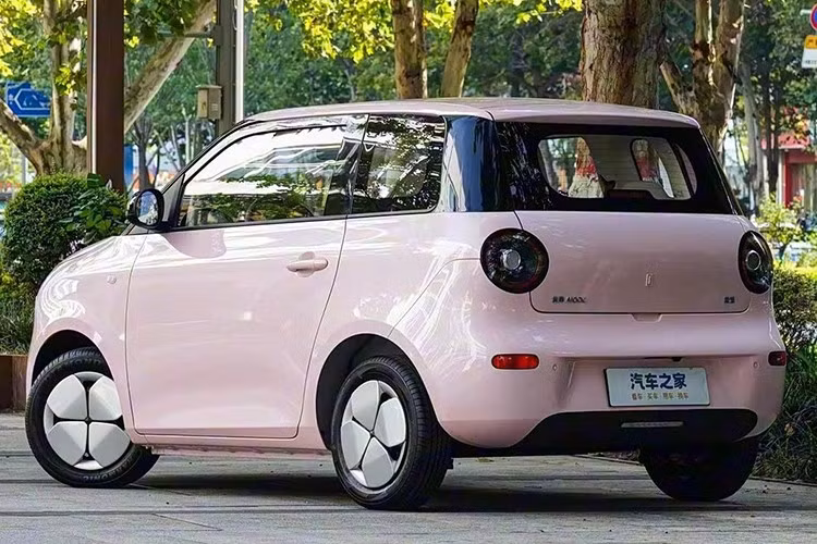 Thiết kế đèn pha là chi tiết nhận diện: nắp ca-pô “ăn” vào phần đèn khiến cụm đèn tròn trông như đôi mắt đang nheo lại, tạo vẻ hóm hỉnh. Đuôi xe duy trì motif tròn đồng bộ với đèn hậu. Tay nắm cửa truyền thống giúp thao tác đóng/mở đơn giản, phù hợp đối tượng người dùng phổ thông.