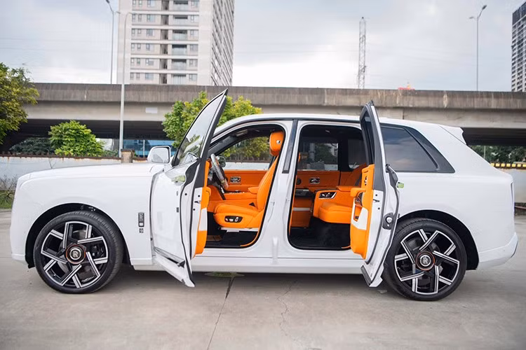 Cản trước đồng màu và được tinh chỉnh với các khe hút gió mới được thiết kế mở rộng. Lưới tản nhiệt Parthenon mới được làm vuông vức hơn, đồng thời bổ sung đèn nền. Đuôi xe không thay đổi quá nhiều, ngoài việc được thêm một vài đường gân kéo dài từ đèn hậu về phía chắn bùn sau nhằm tạo hình khối cho cảm giác khỏe khoắn hơn.