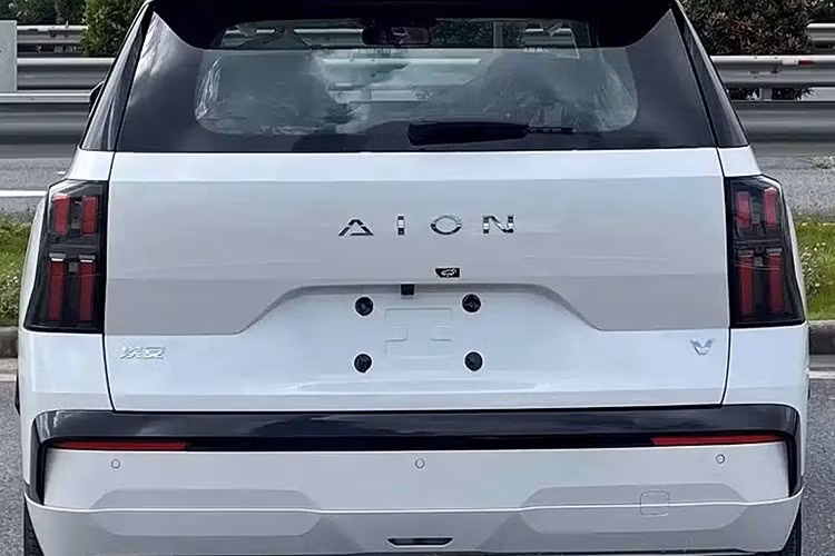 Phiên bản PHEV kết hợp động cơ xăng 1.5L hút khí tự nhiên (74 kW / 101 mã lực) với mô-tơ điện 165kW, cùng pin LFP dung lượng 29,165kWh cho quãng đường thuần điện 160km theo chuẩn CLTC.