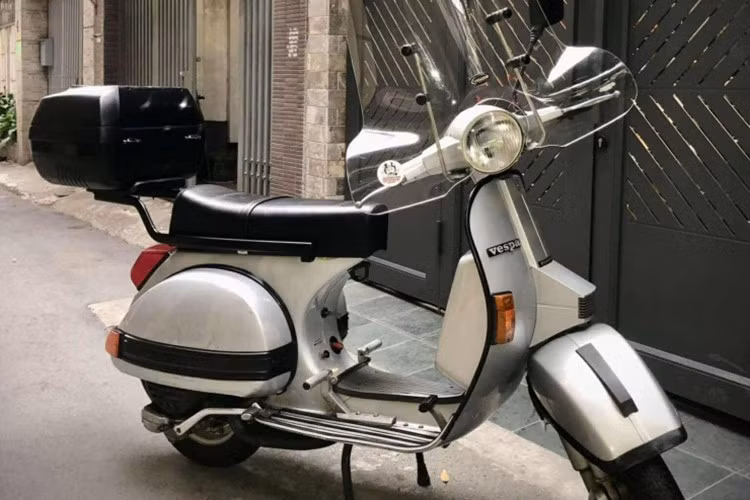 Ngày nay, một chiếc xe Vespa PX150E cổ điển nguyên bản, nhất là xe nhập Ý, có thể được định giá hàng trăm triệu đồng tại Việt Nam. PX150E không chỉ sở hữu vì giá trị vật chất mà vì tinh thần hoài cổ mà nó gợi lên.