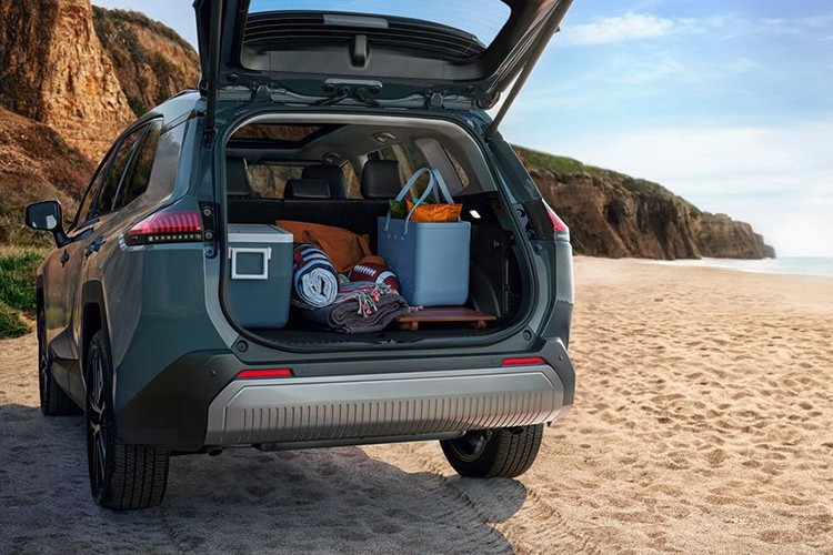 Phiên bản RAV4 GR Sport được trang bị hệ truyền động plug-in hybrid mạnh 324 mã lực, hệ thống treo và vô-lăng được hiệu chỉnh thể thao, và chiều rộng tăng 1 inch. Xe có la-zăng 20 inch nhẹ, lốp hiệu suất Dunlop Sportmaxx, bộ khí động học cải tiến và nội thất mang phong cách thể thao với ghế ôm sát, chỉ khâu màu đỏ và bàn đạp nhôm.