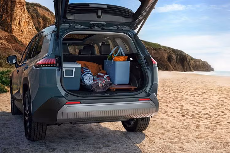 Phiên bản RAV4 GR Sport được trang bị hệ truyền động plug-in hybrid mạnh 324 mã lực, hệ thống treo và vô-lăng được hiệu chỉnh thể thao, và chiều rộng tăng 1 inch. Xe có la-zăng 20 inch nhẹ, lốp hiệu suất Dunlop Sportmaxx, bộ khí động học cải tiến và nội thất mang phong cách thể thao với ghế ôm sát, chỉ khâu màu đỏ và bàn đạp nhôm.