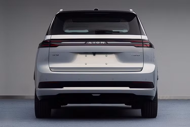Aion i60 được phát triển trên kiến trúc mô-đun AEP tương tự bZ3X và Aion V, mẫu SUV đã từng ra mắt tại châu Âu trong khuôn khổ IAA Mobility 2025. Hai mẫu xe này có nhiều chi tiết chung như kính chắn gió, cửa xe, gương chiếu hậu và đường viền thân, song Aion i60 được nhận diện dễ dàng nhờ cụm đèn pha, cản trước và đèn hậu thiết kế riêng.