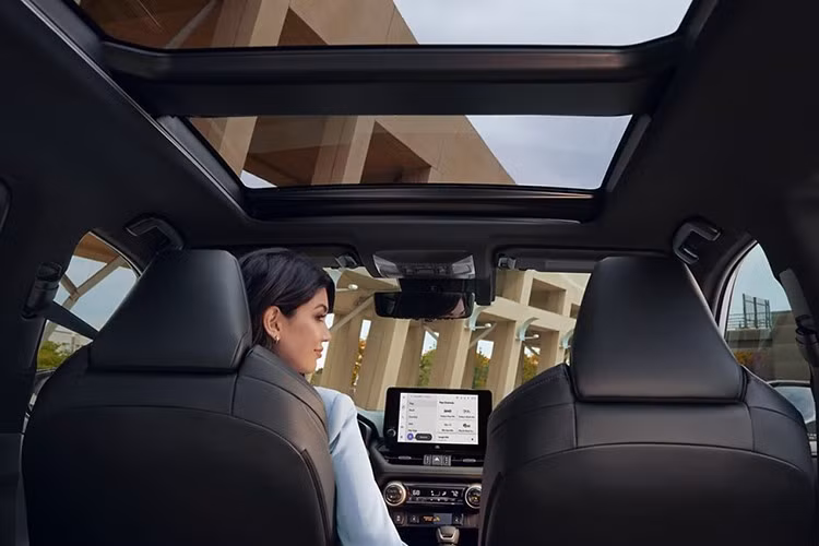 Nội thất RAV4 2026 được thiết kế lại với bảng đồng hồ kỹ thuật số 12,3 inch, màn hình cảm ứng trung tâm từ 10,5 đến 12,9 inch tùy phiên bản. Các phiên bản cao cấp có ghế bọc SofTex, Ultrasuede hoặc Brin Naub và tùy chọn cần số điện tử dạng nút gạt.