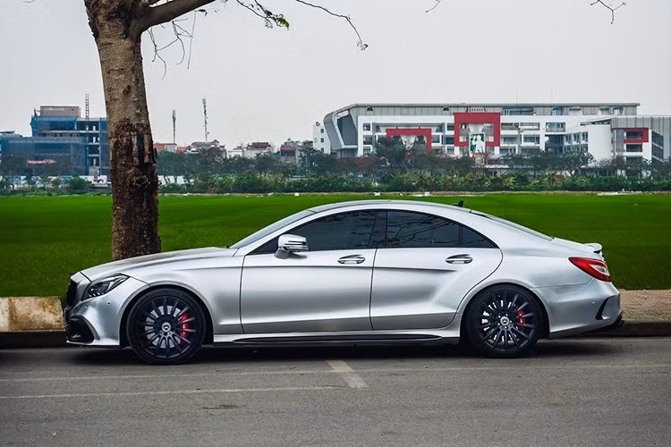 Mới đây, 1 trong 2 chiếc xe Mercedes-Benz CLS500 2015 đã được chào bán công khai, theo đó, chủ nhân đã vô khá nhiều đồ chơi, bảo dưỡng hết tất cả những hạng mục cần thay thế như phuộc trước sau, van xả, bơm, càng A, láp, thước lái, lốp Michelin Sport mới 2025.