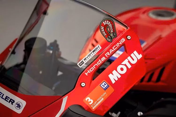 Tất cả các phụ kiện bổ sung đi kèm với xe, bao gồm các chi tiết khí động học lấy từ MotoGP, hệ thống treo Ohlins và phần cứng phanh Brembo, vẫn tiếp tục có trên phiên bản giới hạn, nhưng chúng được hỗ trợ bởi một số phụ kiện chuyên dụng của Dean Harrison.