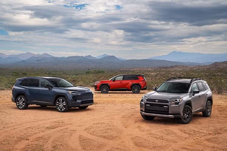 Toyota RAV4 2026 mới, thuộc thế hệ thứ 6 sẽ chính thức được bán ra tại thị trường Mỹ từ mùa đông năm nay. Đáng chú ý, RAV4 2026 là thế hệ đầu tiên được điện hóa hoàn toàn, chỉ còn lựa chọn hệ truyền động hybrid (HEV) và plug-in hybrid (PHEV), không còn bản xăng truyền thống.