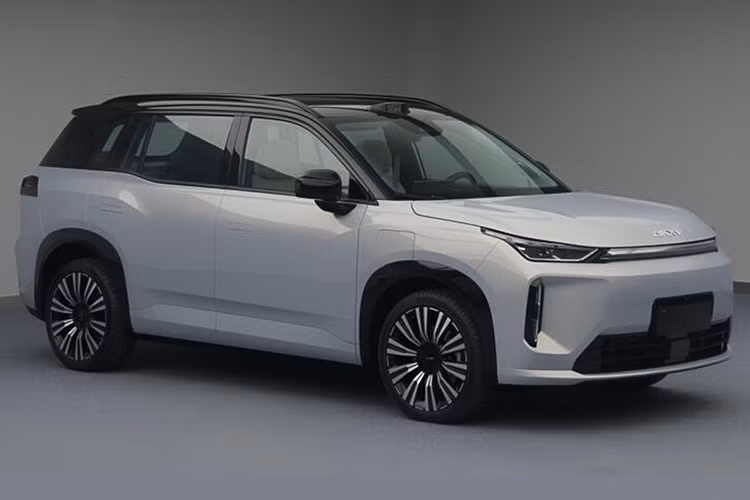 Trong khi đó, GAC Aion i60 2026 mới được công bố có mức giá rẻ hơn, khởi điểm dự kiến từ 100.000 nhân dân tệ (tương đương khoảng 369 triệu đồng). Xe sẽ có 2 tuỳ chọn động cơ BEV (thuần điện) và PHEV (plug-in hybrid).