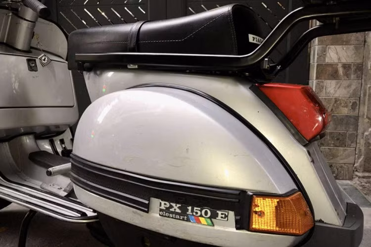 Việc ra mắt dòng PX, Vespa đã tạo nên bước ngoặt trong lịch sử Piaggio khi kết hợp giữa thiết kế truyền thống và công nghệ hiện đại thời bấy giờ. Phiên bản PX150E xuất hiện vào năm 1995 – chữ “E” viết tắt của “Elestart”, ám chỉ việc xe được trang bị đề điện thay cho khởi động bằng cần đạp.